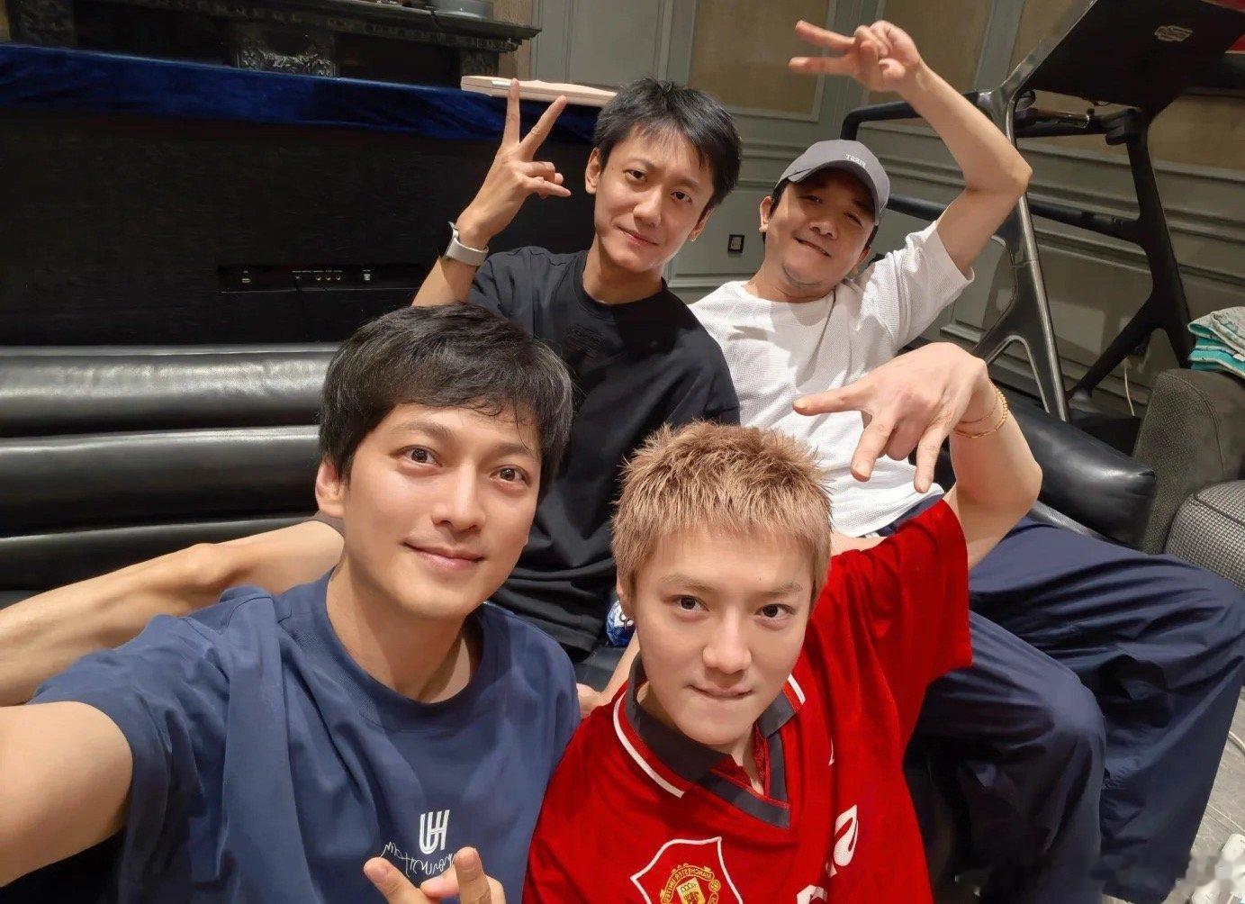 鹿晗1coin小队聚会 刘帅良晒照：“看球还是看五哈”是我们1coin小队！穿球