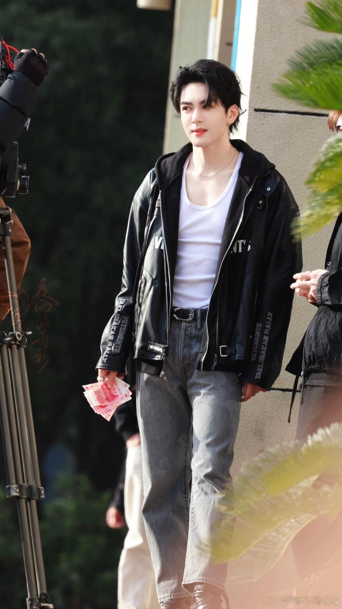 曾舜晞逛街逛出了地摊感 看着曾舜晞扒拉衣服、当场试穿的样子，真的会勾起逛街的冲动