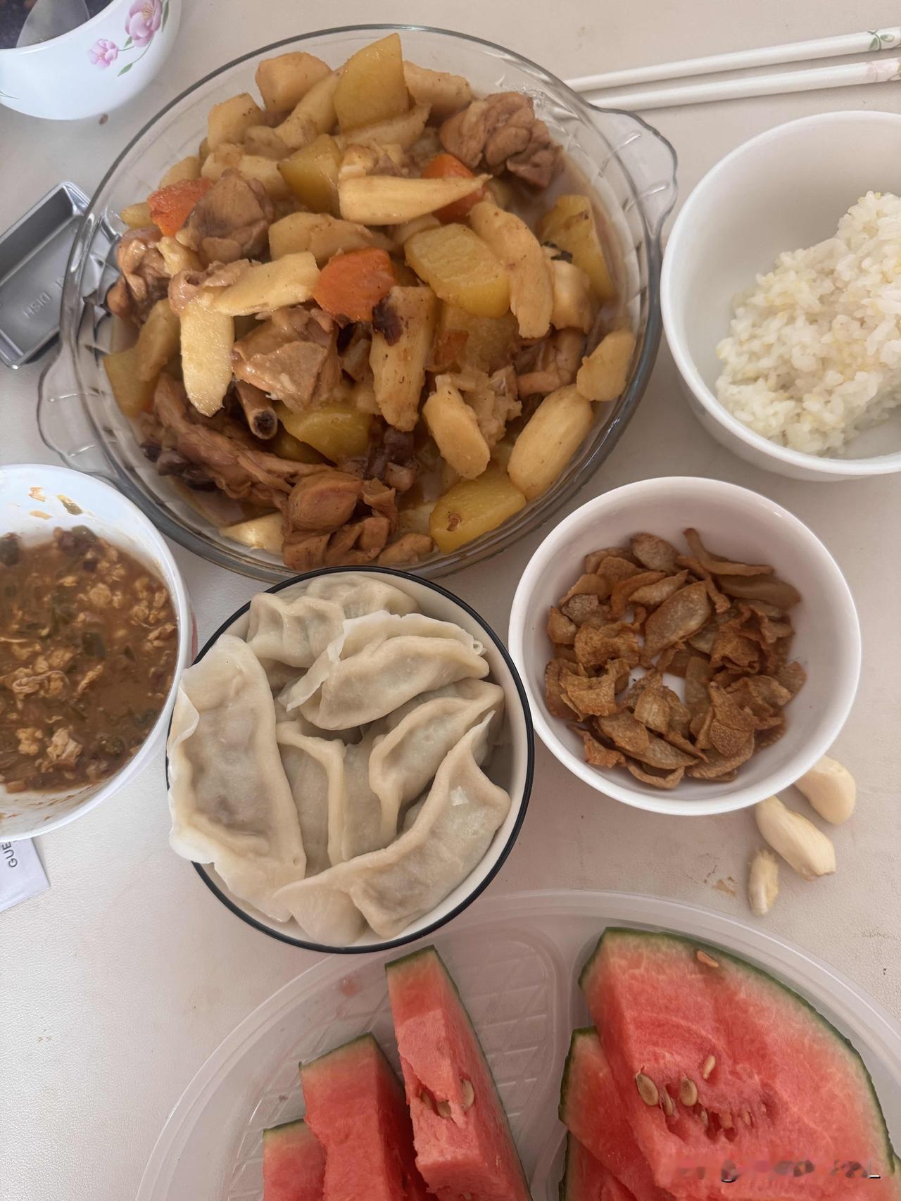美餐一顿，幸福感爆棚！
昨天从超市取回的山药太细，我觉得切片麻烦，便决定炖山药吃