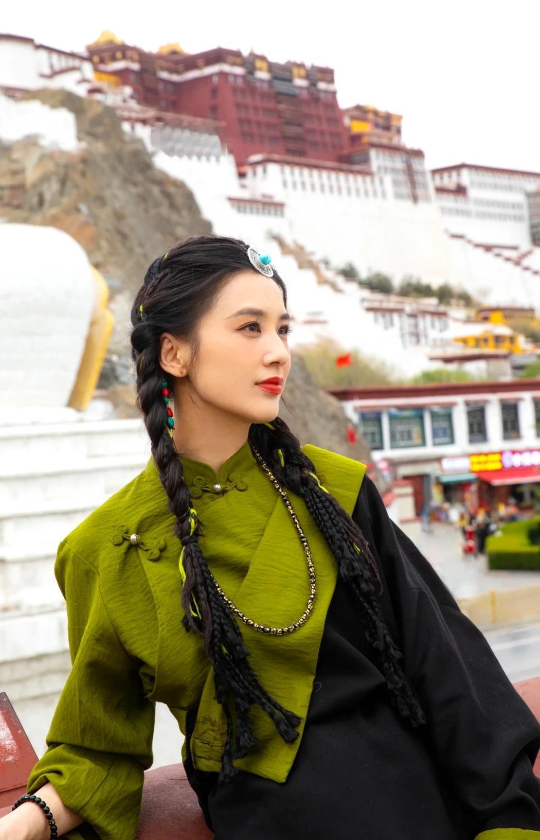 黄圣依在西藏布达拉宫前拍的藏族写真也太美了吧
不得不说她的颜值确实是挺高的
40