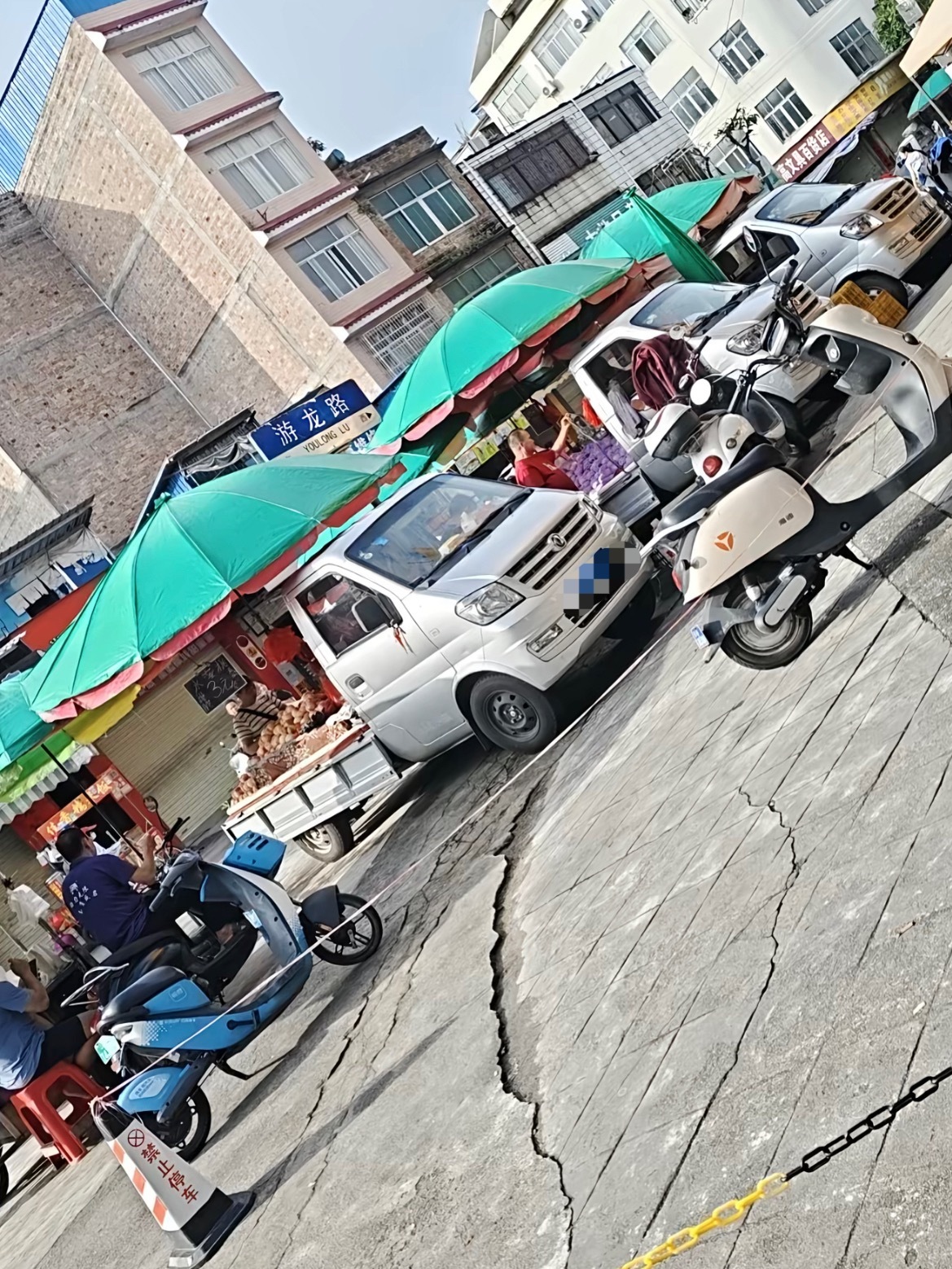 近日，网友反映：玉林城西一辆小货车购买的桃子被偷梁换柱，不是钱不钱的问题！做生意