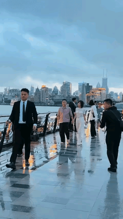 真的非常夸张，梁朝伟和刘嘉玲前面几个保镖后面几个保镖，甚至旁边还站着好几个，这么