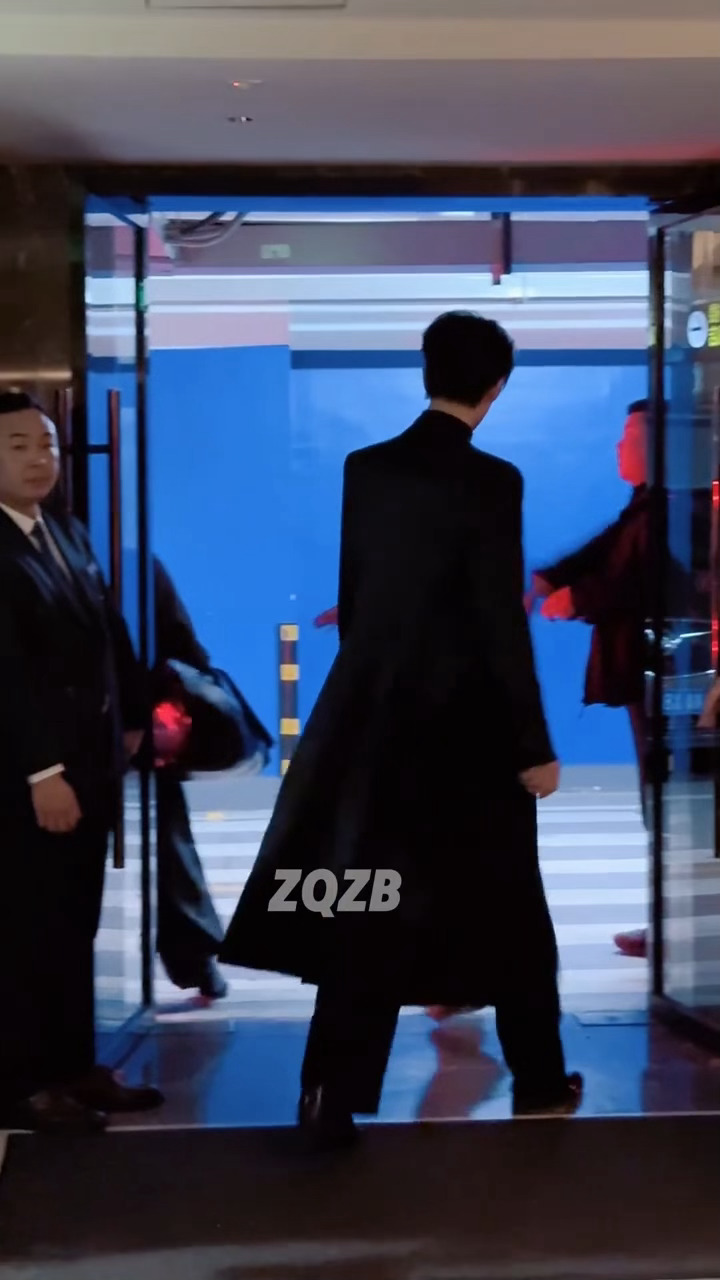 原来这身衣服站起来更是曼妙了🥵凌赫好高好长一条人张凌赫长风衣身材比例