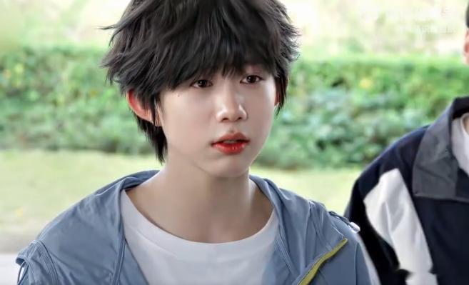 左奇函陈奕恒说悄悄话被抓卖萌对他没用 对我有用我们的少年时代2
