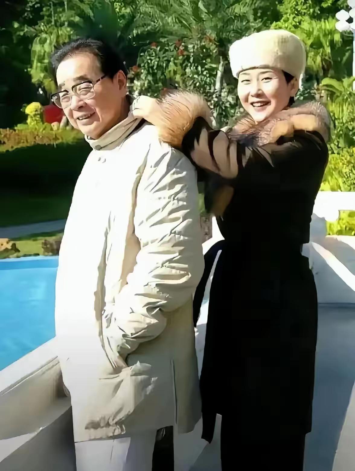 父亲身处庙堂，为国筹谋，女儿在侧贴心为父亲整理衣服，真是幸福的父女俩，
多少年后