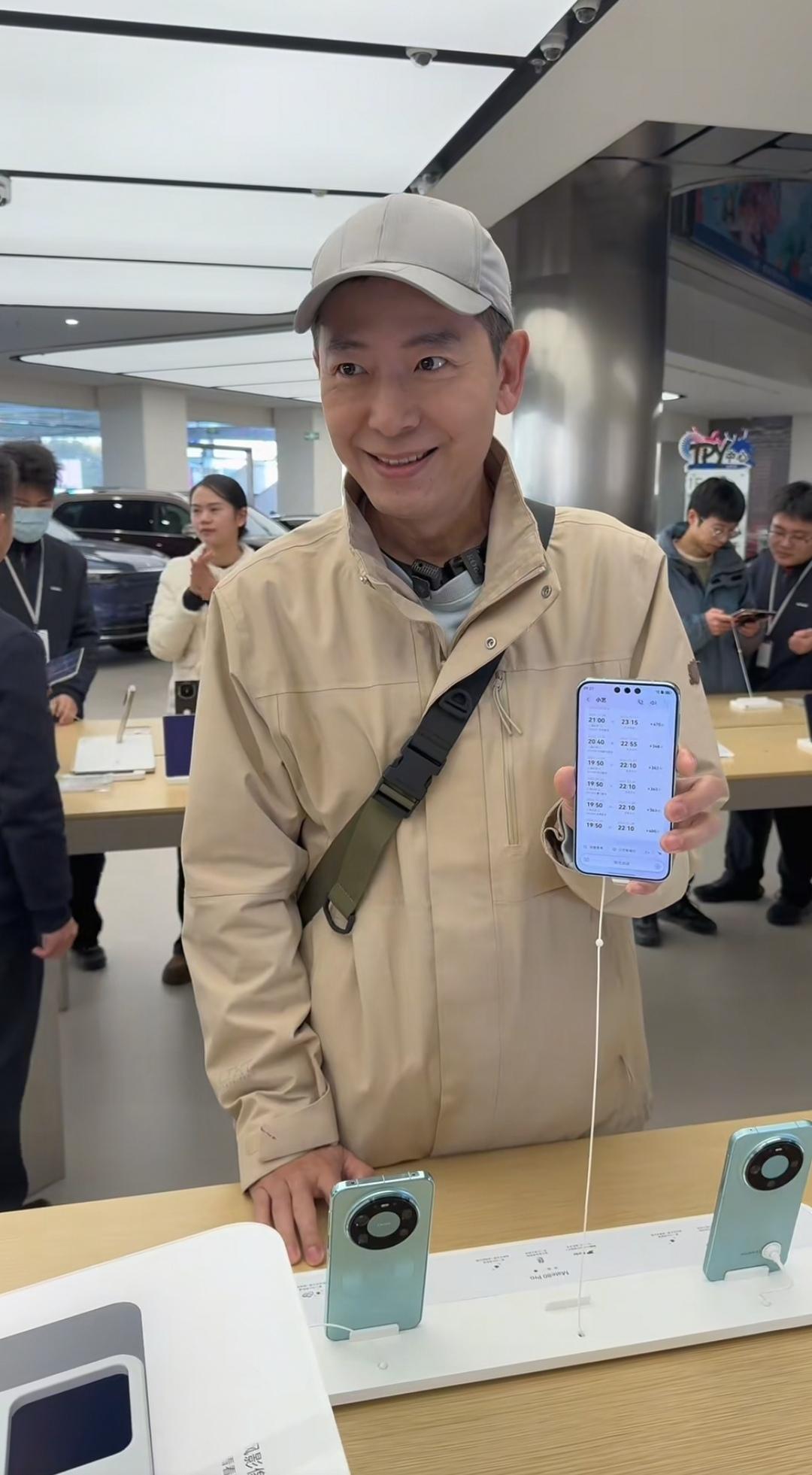 主持人戴军老师现身上海手机店，来看新手机了，在导购员介绍后，买了一款新手机。
