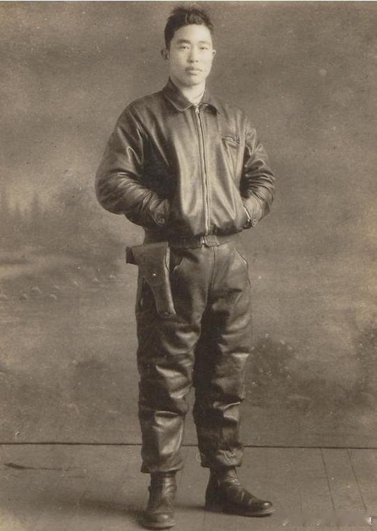 【志愿军一战机被敌击落，飞行员跳伞，毛主席却称赞：孤胆英雄！】抗美援朝第五次战役