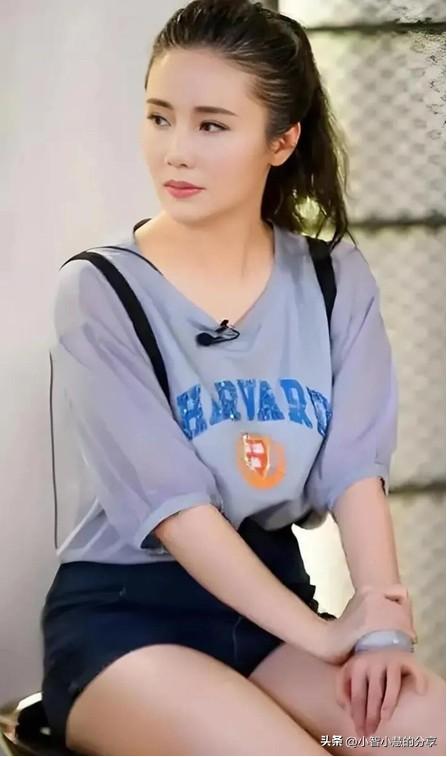 她是梅婷和曾黎的同班同学，其实年轻的时候她还长得蛮漂亮的，演技也不错，曾因参演《