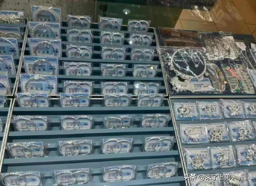 一觉醒来，
炒贵金属的散户天塌了，在贵金属白银，黄金疯狂涨价，疯狂购买的时候，品