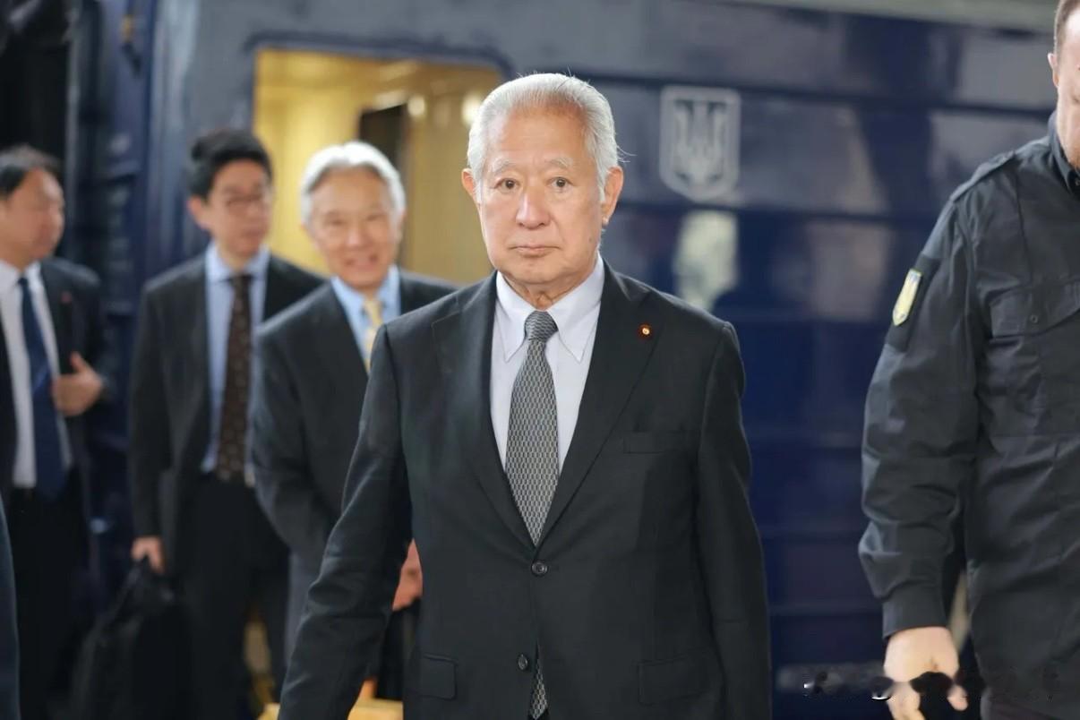 日本议长首次访问基辅，日籍兵默许现身俄乌战场！日本众议院议长森英介日本乌克兰合作