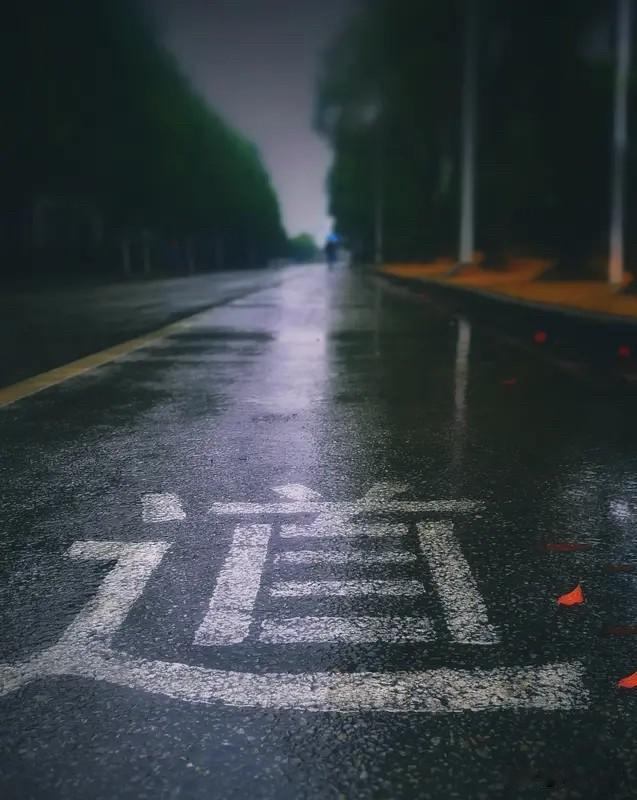 下联：路远万里步为始。
哪怕是横跨南北相距万里的遥远路途，要抵达终点都得从脚下的