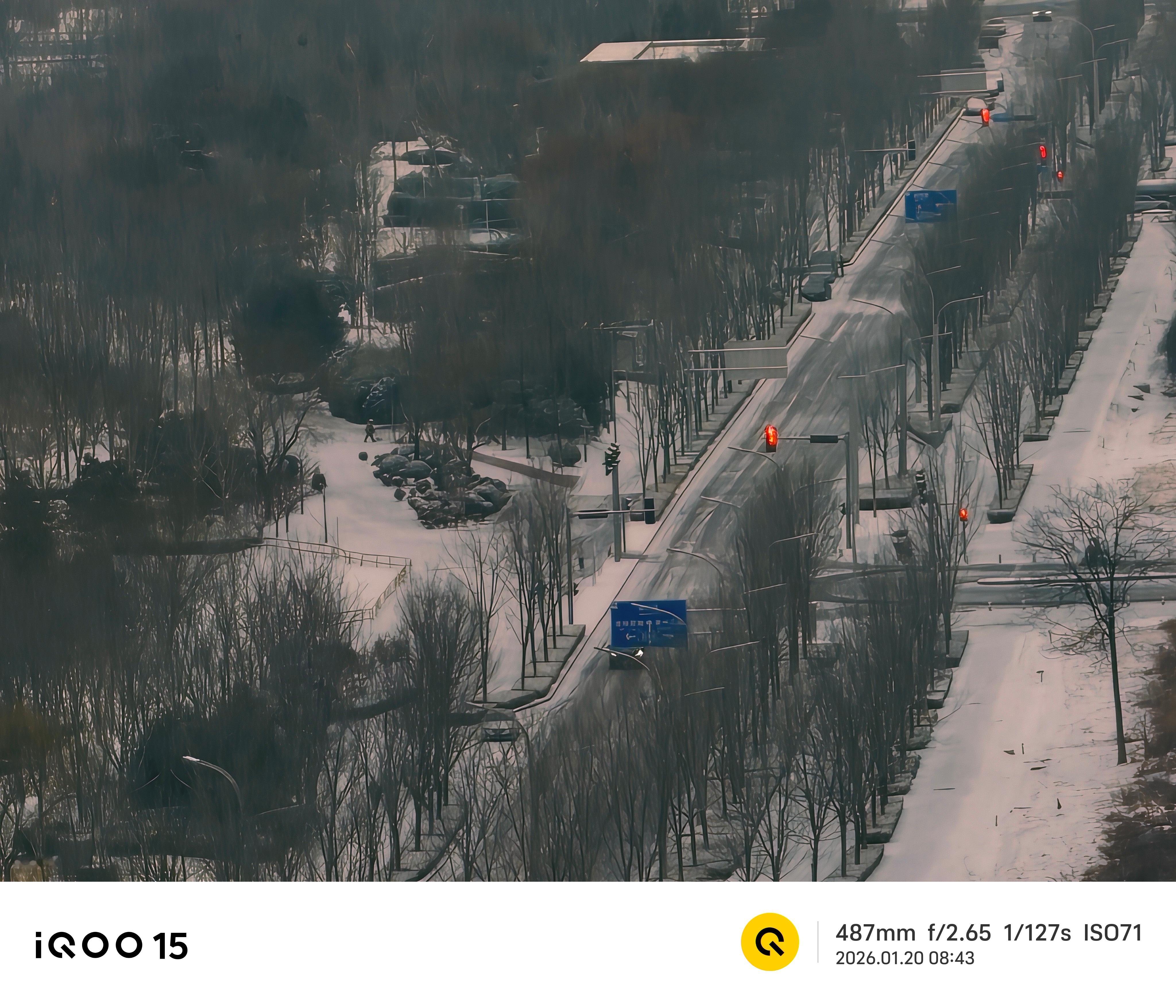 我时常在想，如果人生本身就是一张底色全黑的纸，而非白色的，我们的人生又该如何涂鸦