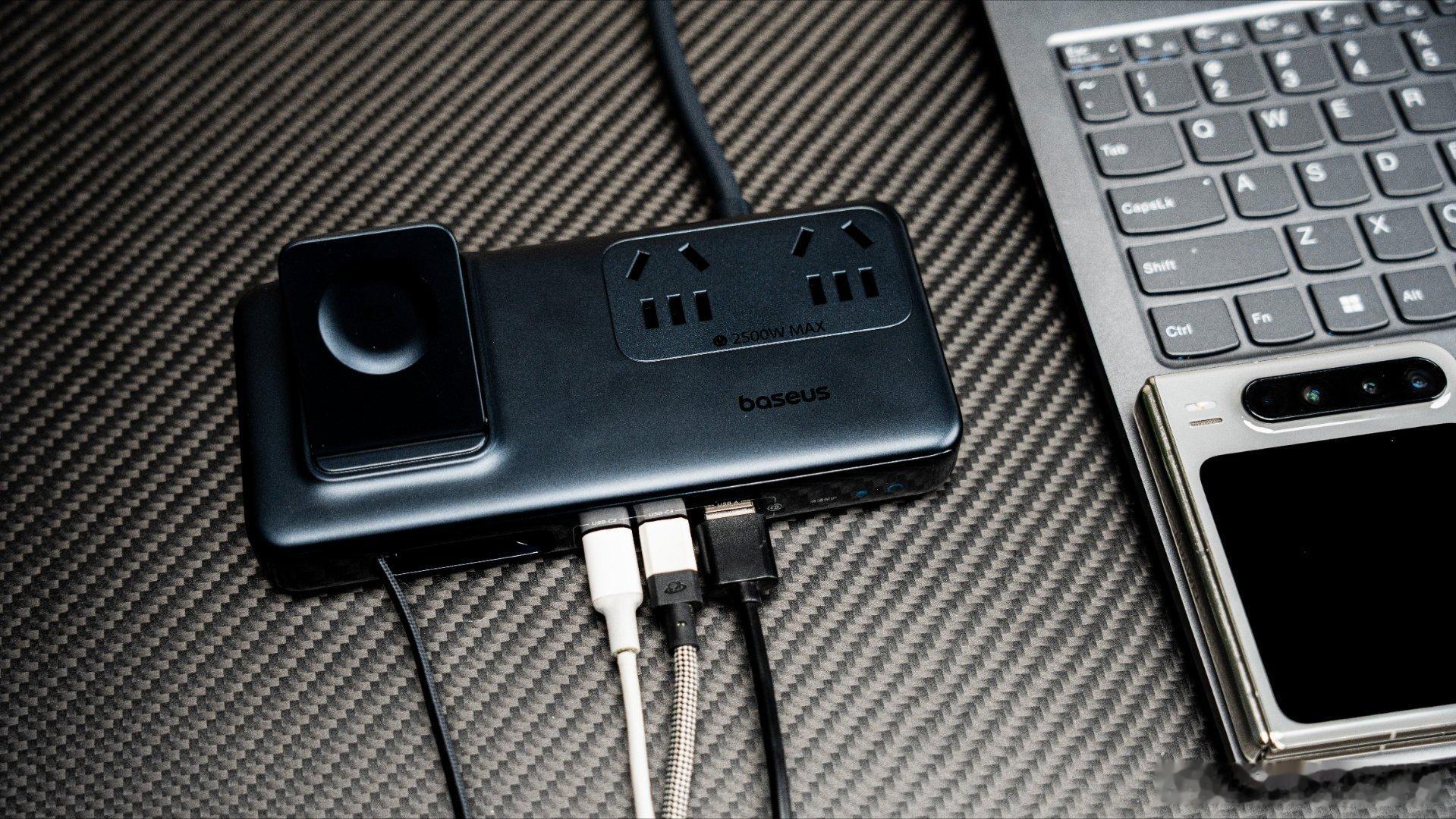 作为华为全家桶深度用户，之前最头疼的就是充电，桌面堆着一堆充电头，数据线缠得像乱