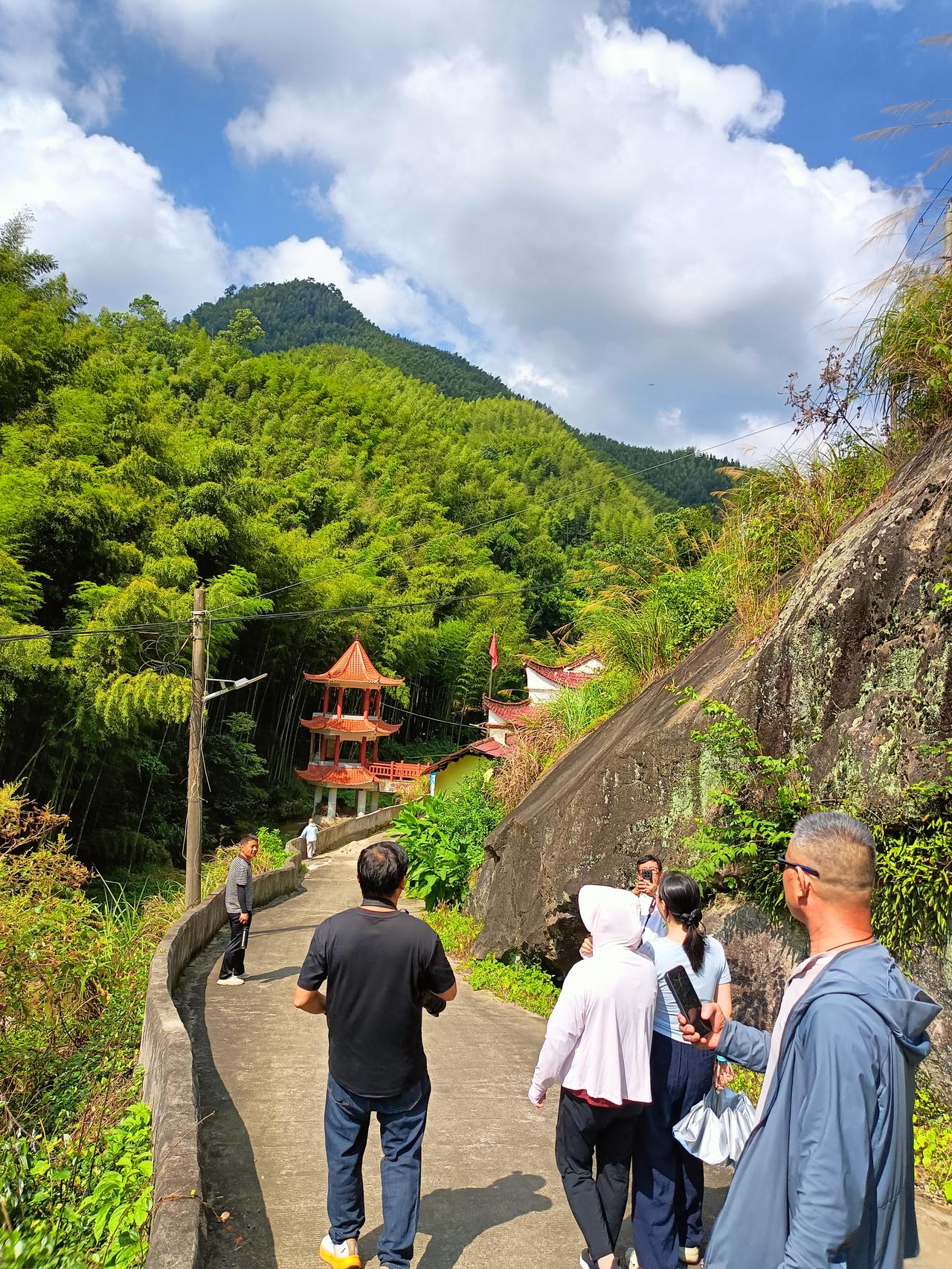 秋入柳坪，山水生文韵     

初秋八月，天朗气清。时序虽处孟秋，骄阳依旧灼灼