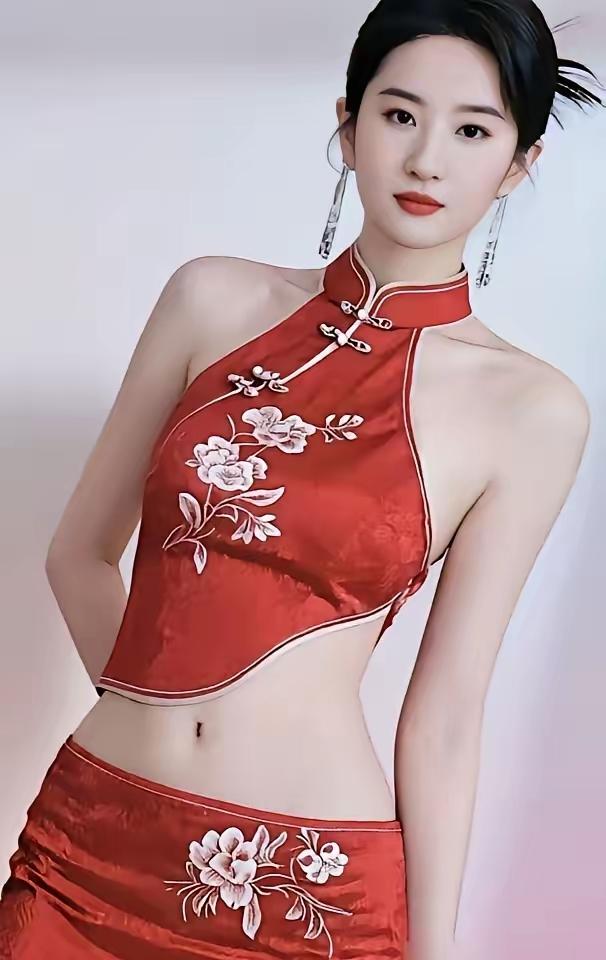 刘亦菲这一身红直接惊艳全场！
巴黎LV大秀，
别的明星都在叠加珠宝配饰，她脖子手