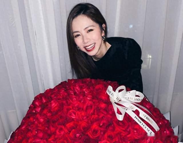 事业封神又被曝低调完婚！邓紫棋35岁人生开挂，八年爱情太好嗑