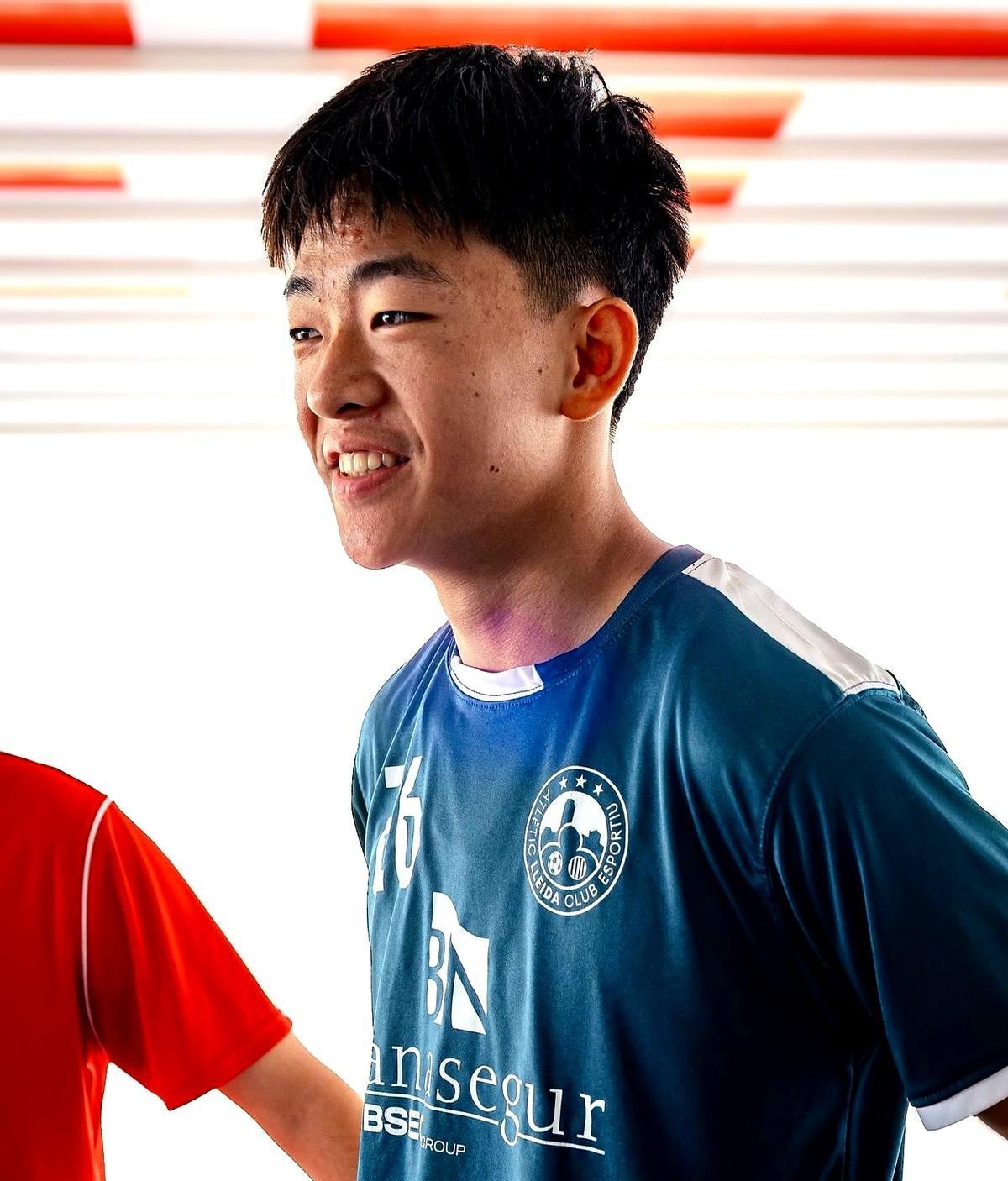 邝兆镭疼得走不动路，教练让他写检查，说他泄密。
他膝盖还没长好，再踢下去，可能一