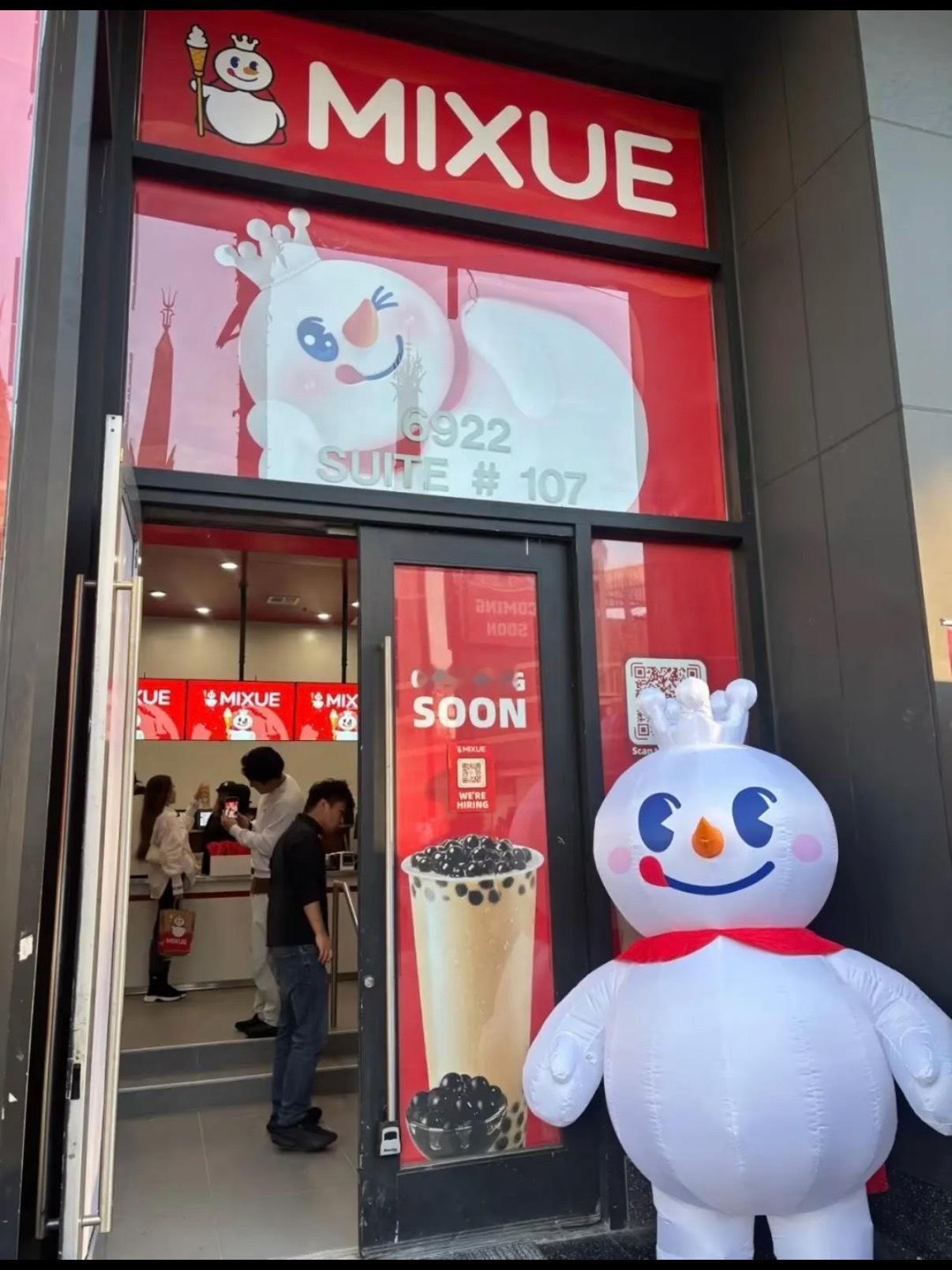 雪王去了美国也得加200%的糖平时蜜雪只敢喝三分糖，200%糖度我都不敢想有多甜