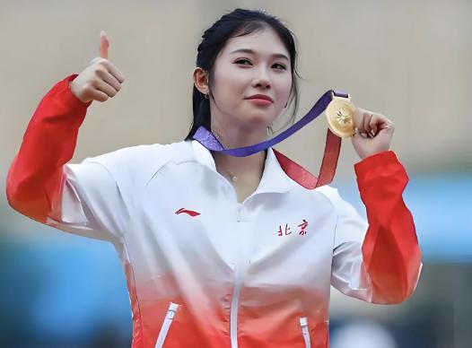 看到吴艳妮红鼻子的一刹那，我的心也跟着碎掉了。

这位在赛道上活力四射的姑娘，至