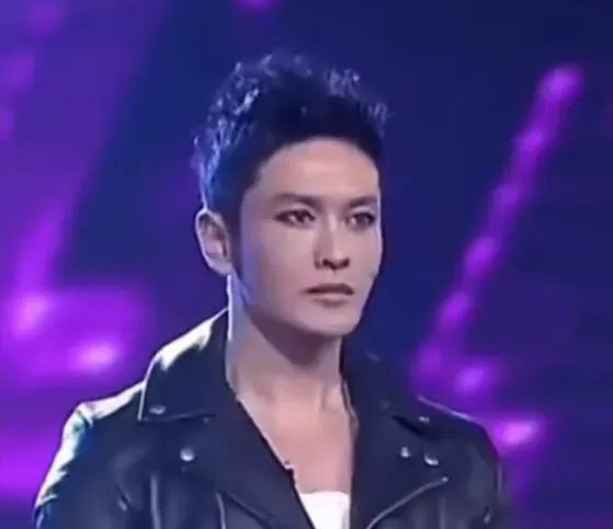 #黄晓明模仿亚当#谁还没看过黄晓明模仿的亚当兰伯特的烟熏妆，我都会伤心的，晓明哥