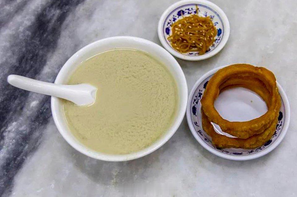 北京豆汁，我真想试试，最后还是来了碗豆腐脑，一张油饼。 
