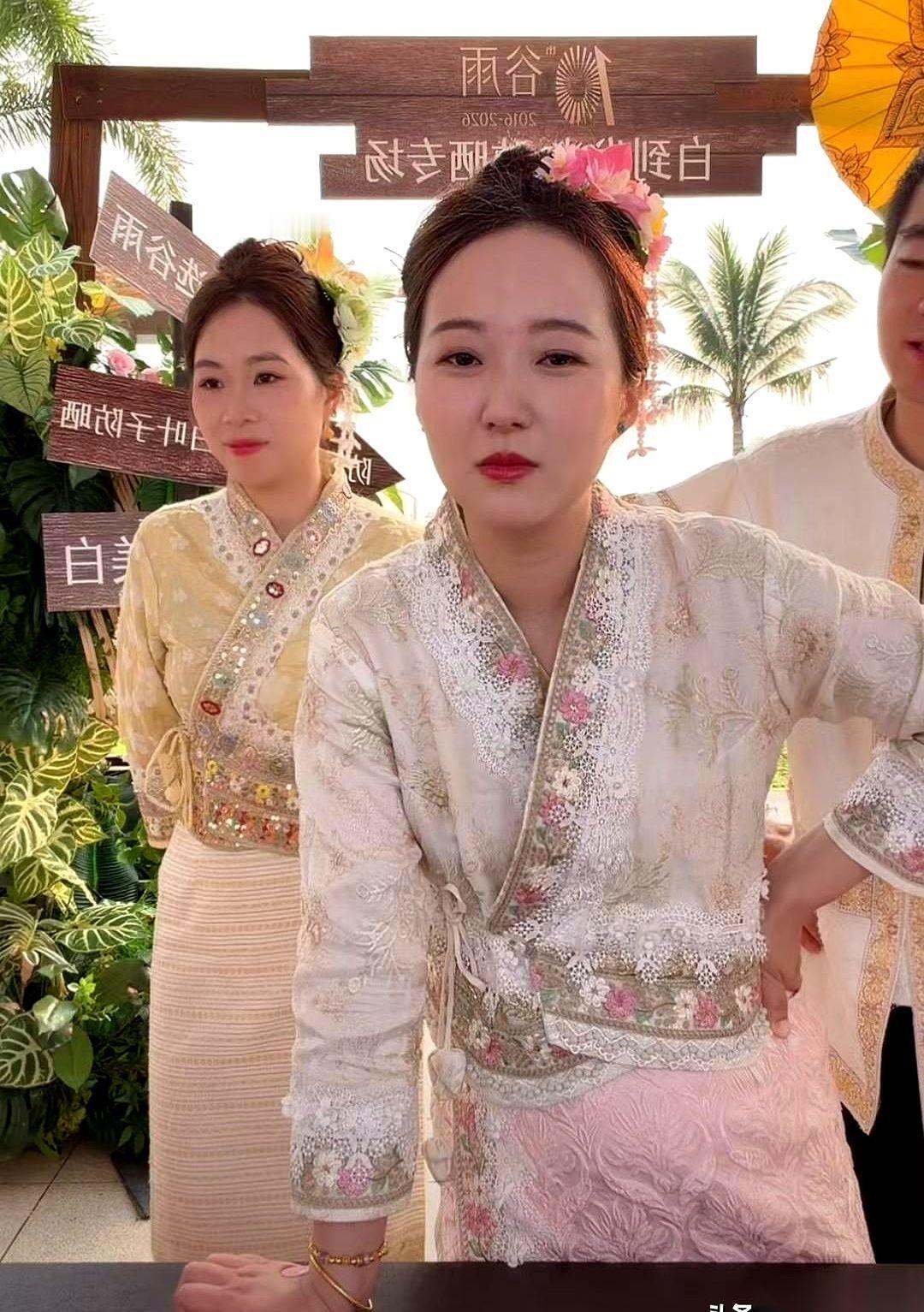 主播火山的直播间，1500多人正盯着屏幕。
她话锋一转，镜头没关，直接扭头对着旁
