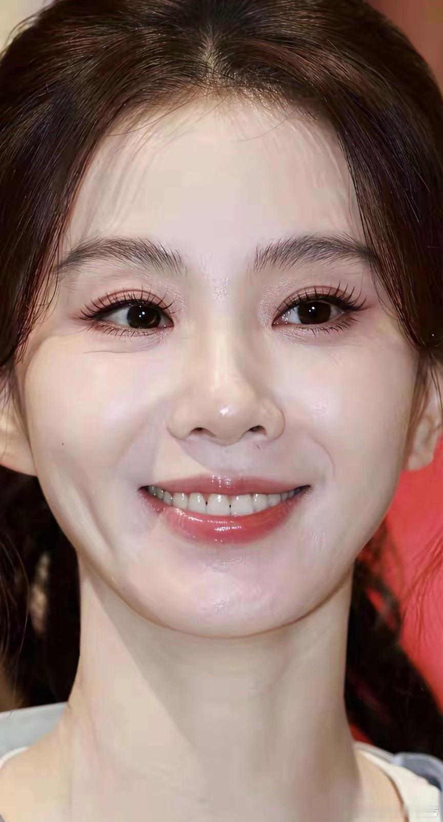 感觉刘诗诗这种米白色的牙看起来最舒服，白惨惨的烤瓷牙太违和了。 