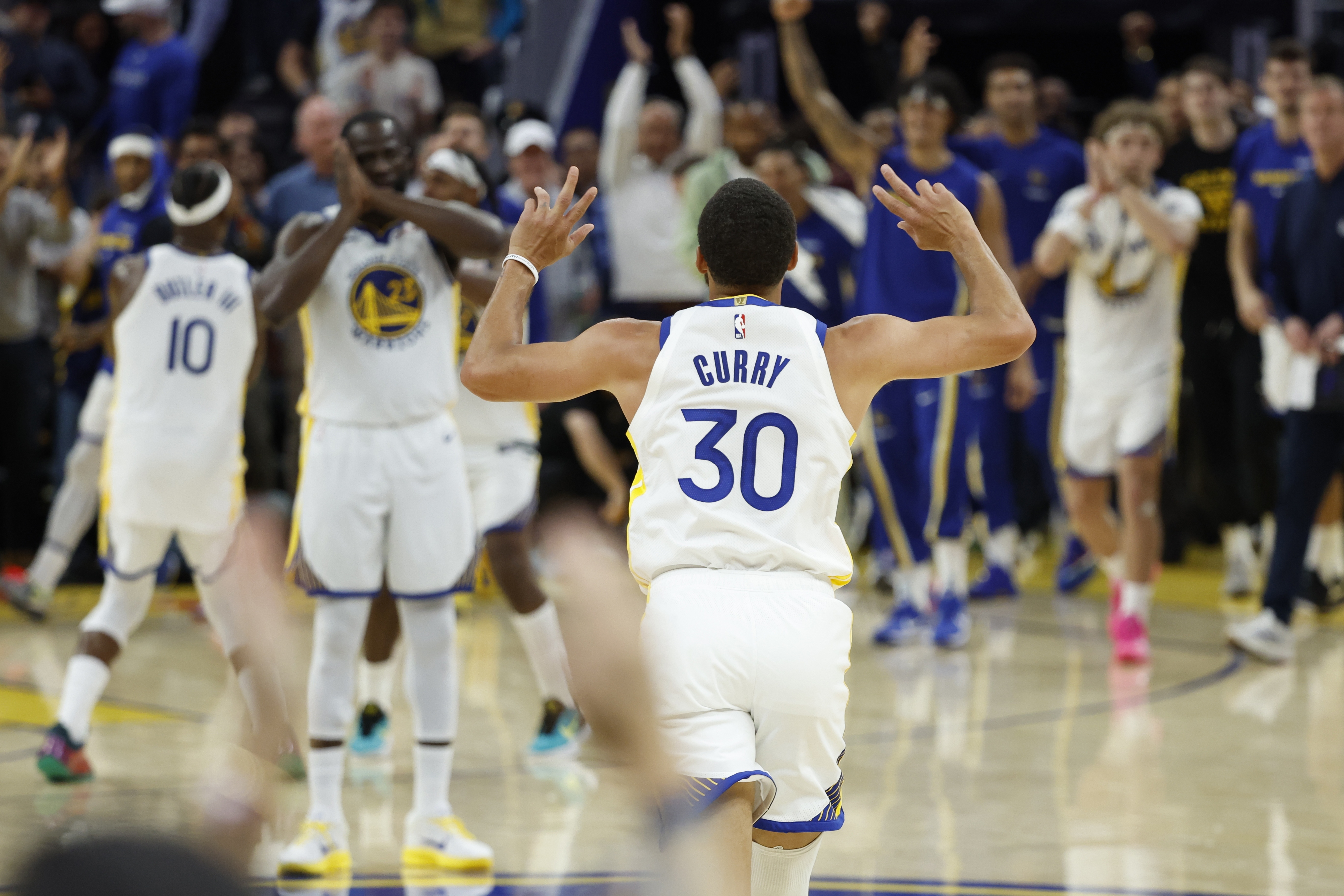 邓利维：我坚信只要库里还在这支球队，我们就永远有争冠的可能。只要他保持健康，只要