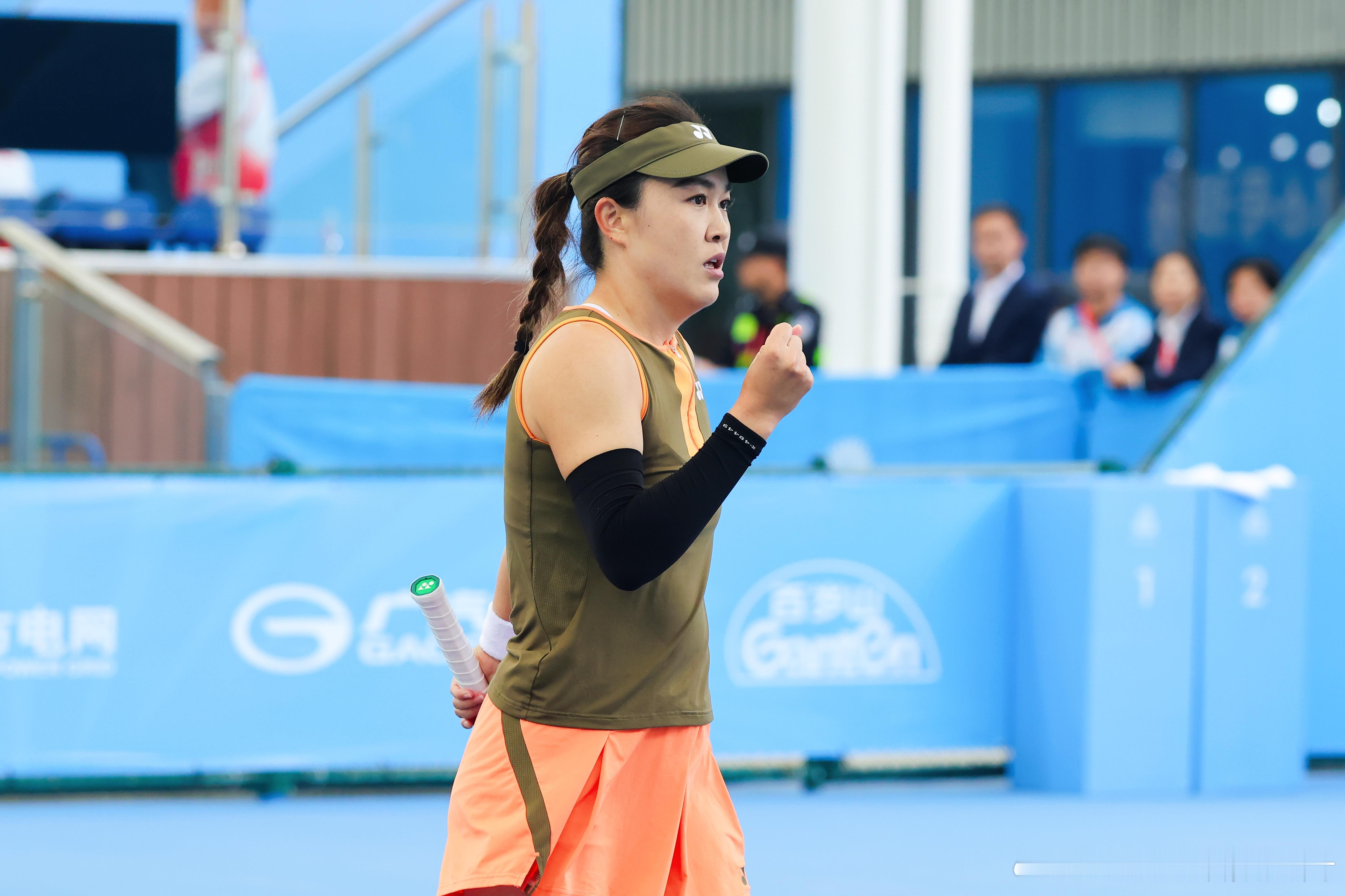 咪咕弹幕上一群人说朱琳是安徽合肥人实则不然朱琳是江苏无锡的小时候，竞争激烈的江苏