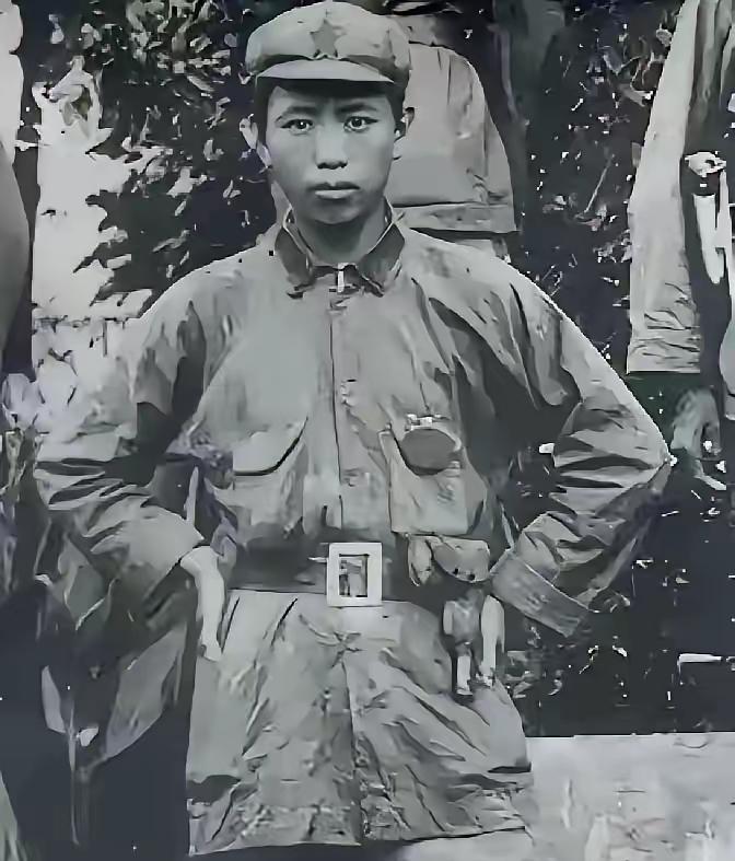 1962年，空军司令刘亚楼缴获一把美式伞刀，把玩时不慎被锋利的弹簧机构划破手指，