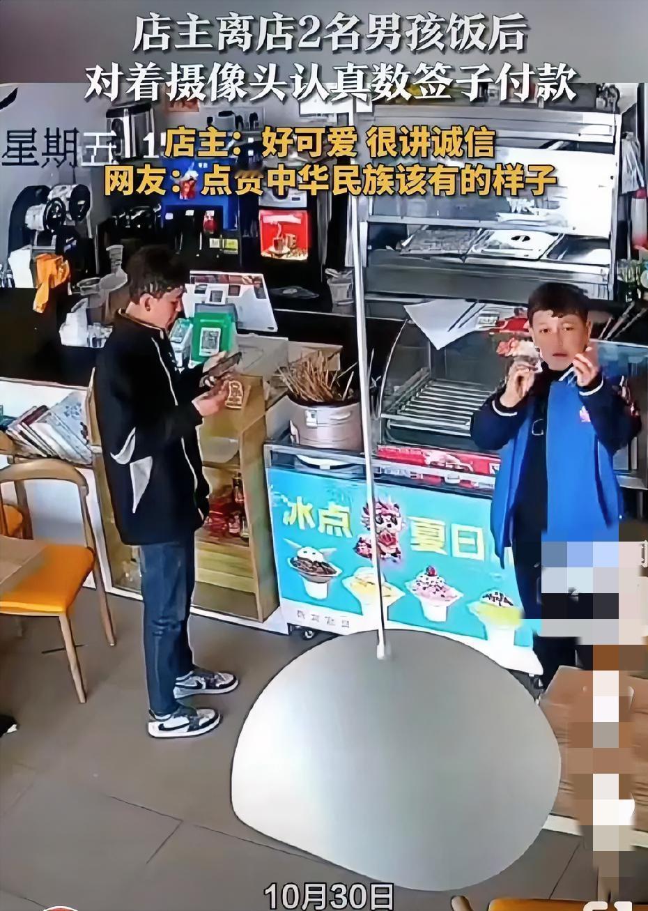 新疆巴州两个孩子在一家店里吃过饭后
对着店里的监控认真的数签子
因为当时店主不在