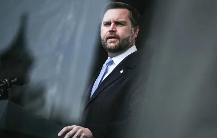 伊朗倾向与万斯牵头和谈，美国直白表示：跟万斯谈不成，那就别谈了。
 
这话说白了