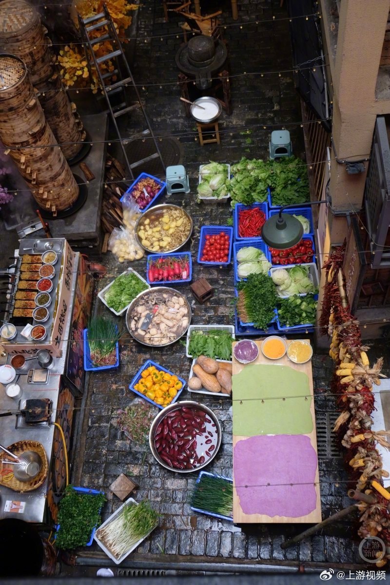 #重庆火锅漫画备菜间治愈全网#【重庆火锅“漫画备菜间”治愈全网：方寸间何以照见烟