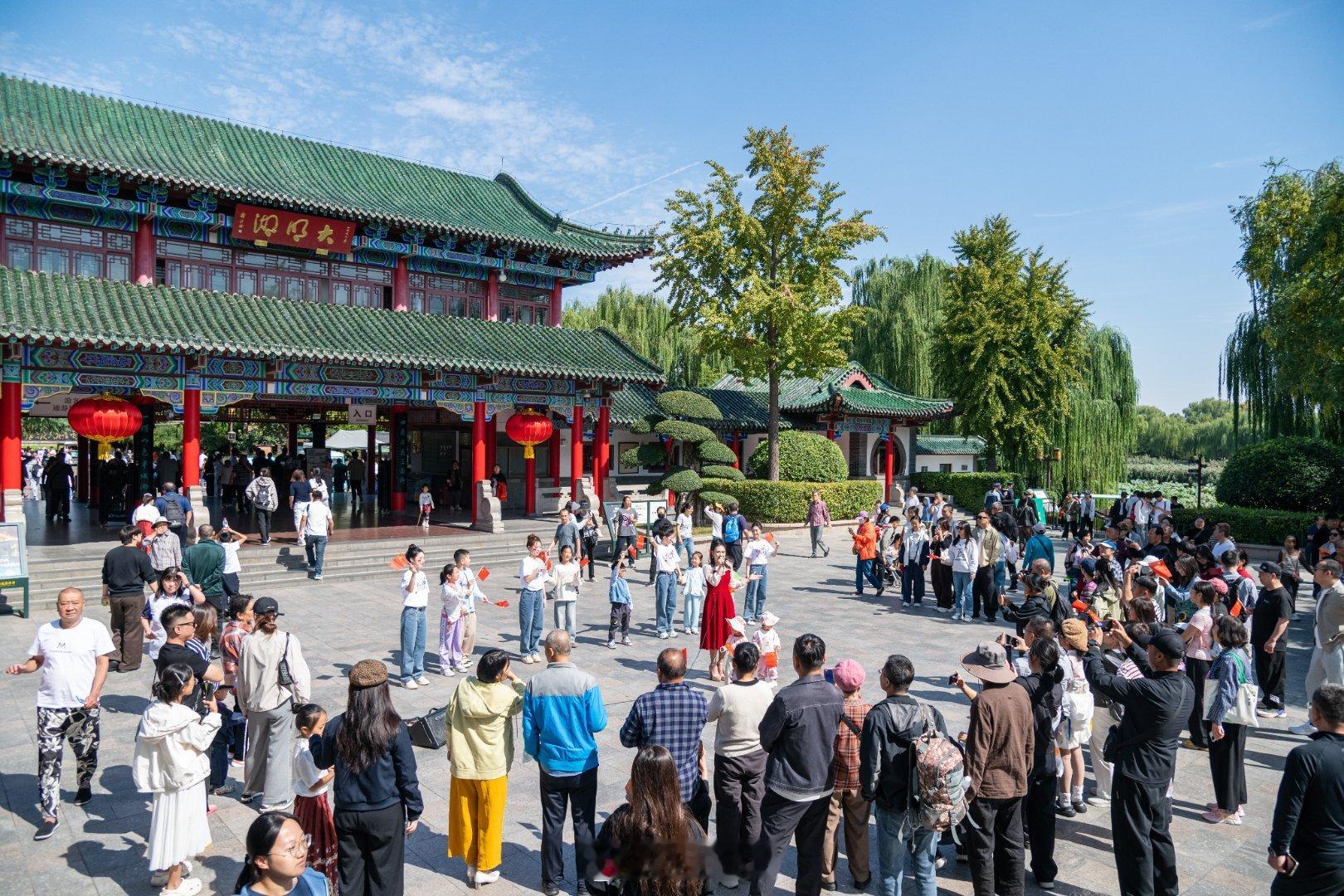 清澈的爱只为中国10月1日国庆节 ，10月1日国庆节，济南大明湖上演“律动青春·
