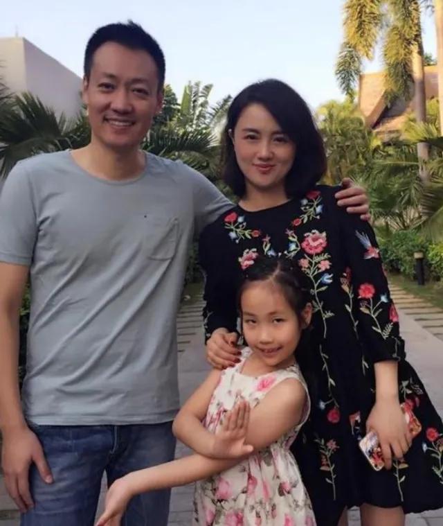主持人问朱媛媛：“如果有第三者怎么办？”朱媛媛回答得很实在：“要看第三者是不是比