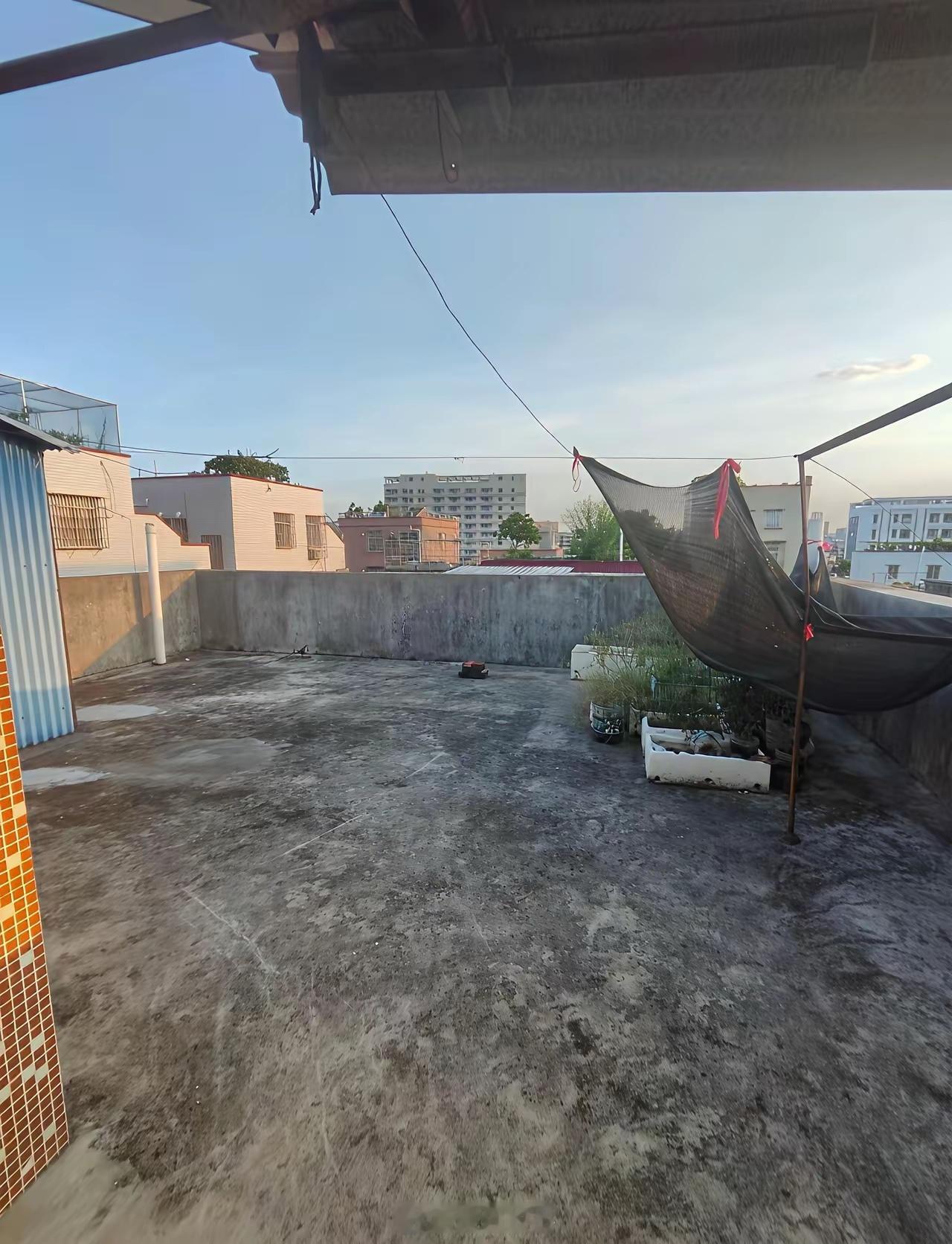 深圳沙井房东说，他的外卖小哥租客租了5个月就准备搬走了，480元一个月单间带露台