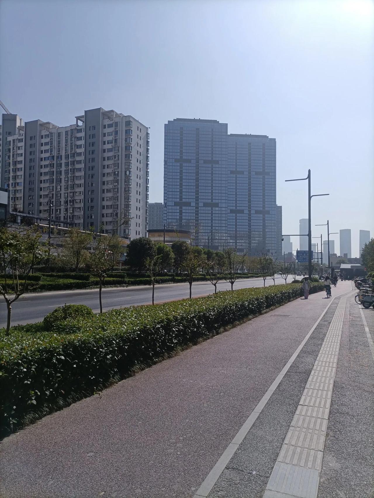 西安高新三期虽然规划的很好，但发展还需时日，我还是喜欢高新一期二期核心区域，发展