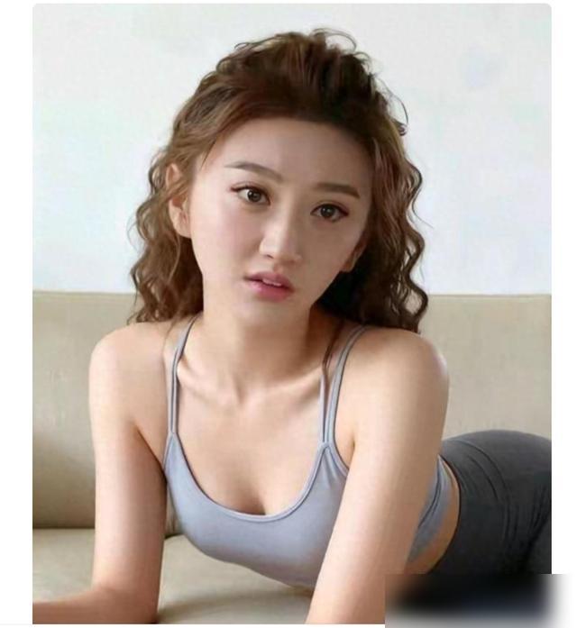 景甜这组紧身瑜伽服照片，把多少人的傲慢与偏见打得粉碎。
 
当年人人嘲讽的资源咖