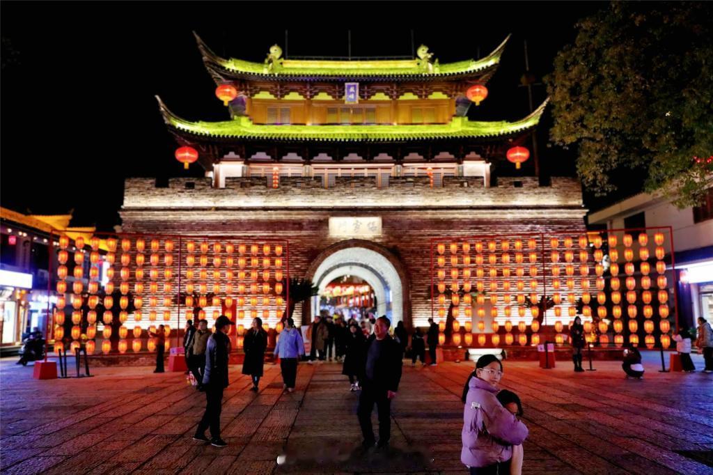金华古子城年味十足贺元宵 浙江金华。万户千家今夜好，张灯结彩闹元宵。古子城景区街