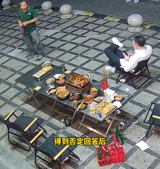 上海，一烧烤店的一桌客人吃完烧烤后结账离去，但桌上还很多菜都没怎么动，这时一位路