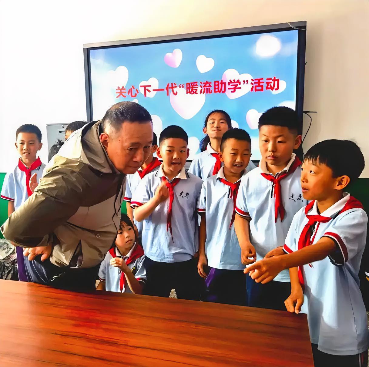 到学校与孩子们亲切交谈。