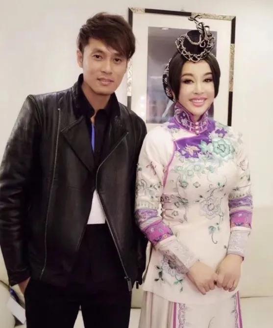 这位才是陪伴刘晓庆最长的至爱！也是刘晓庆与阿峰离婚后的，新相识交往的更年车轻更英