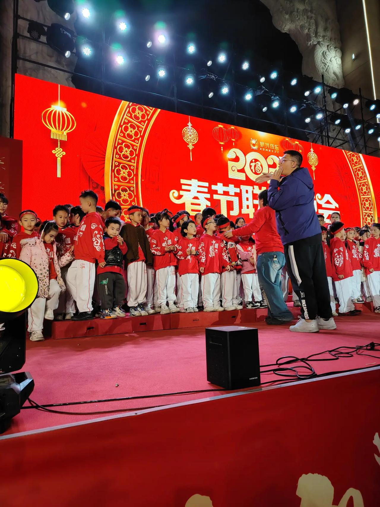 少年架鼓响连天，北滘春晚鼓手喧。西游记与中国人，舞龙热闹鼓点鲜。架鼓赛点。是横批