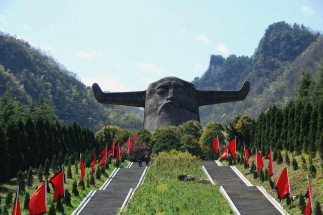 提到神农架，除了“野人传说”的神秘，更让人费解的是深处的“禁区红线”。

这里明