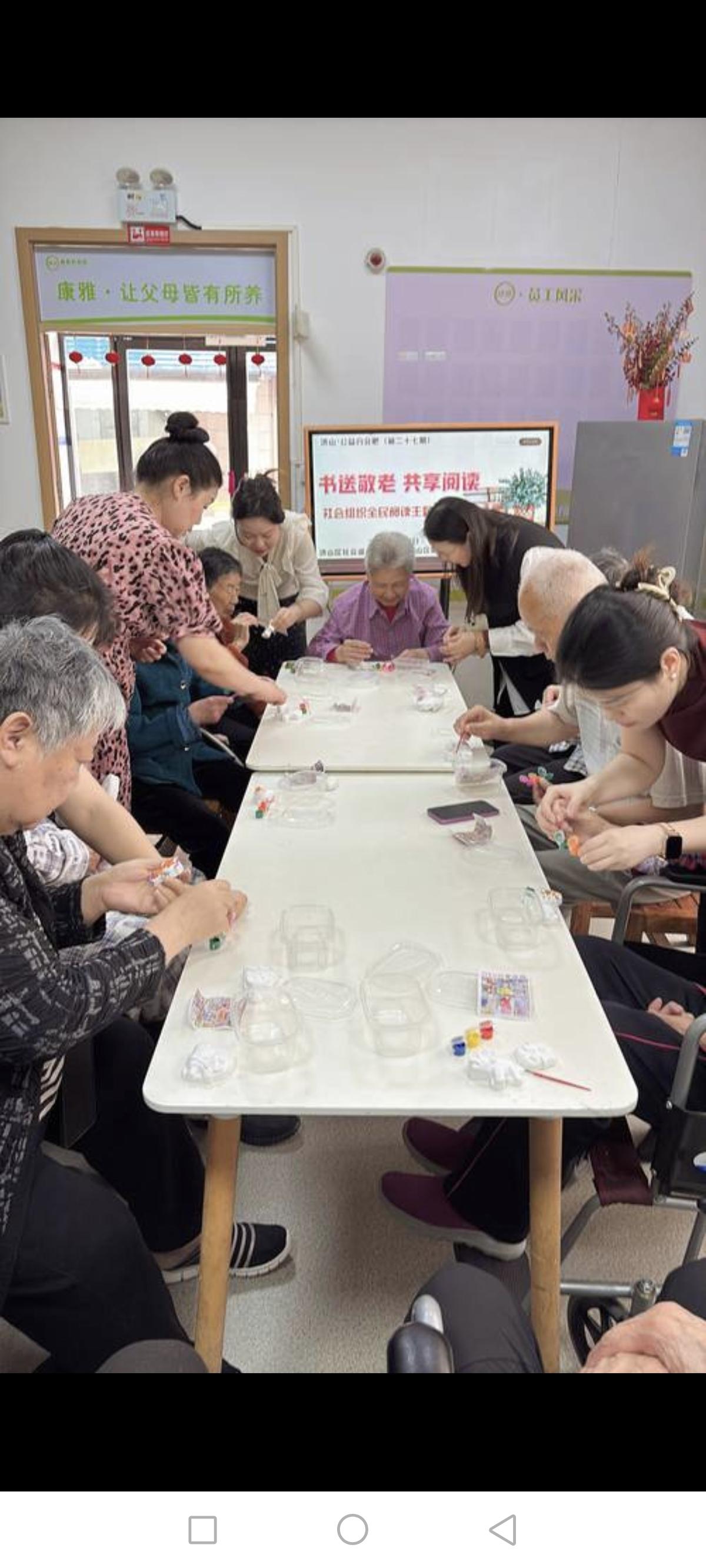 昨天和老伴在外面逛了一圈，又来到了m里坐了一会儿。

我们看到m里的沙发上坐着两