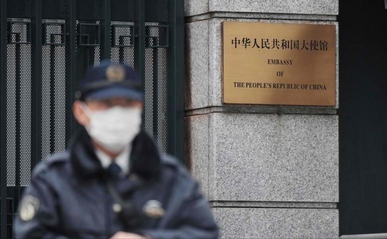 表态了，日本喊话中国
当地时间4月14日，日本警方再次逮捕上月带刀闯入中国驻日本