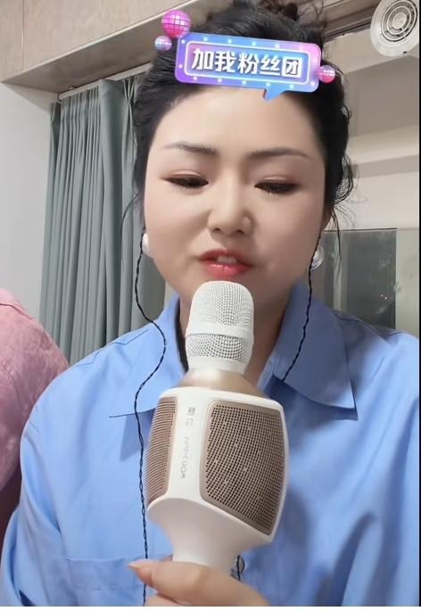罗娇称她和徐老师在直播间为大家演唱好听的歌曲，表演精彩的节目，将美好的事物呈现给