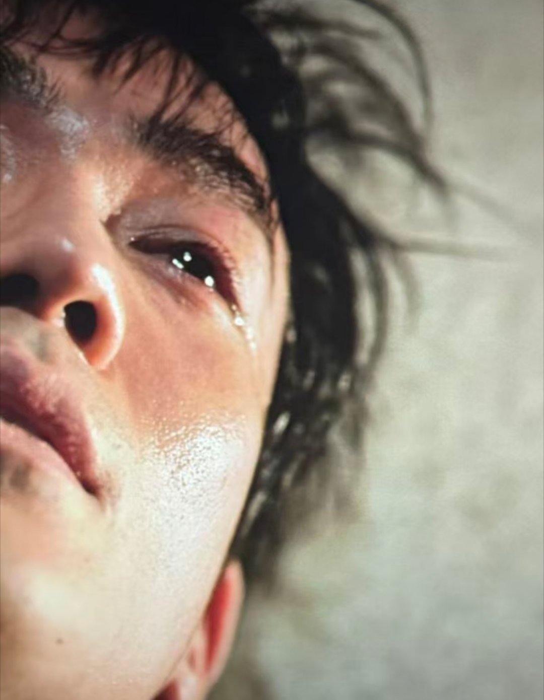 黄凯的人生如被命运肆意摆弄的棋局，沦为双方弃子，内心挣扎满是无奈，被朱一龙诠释的