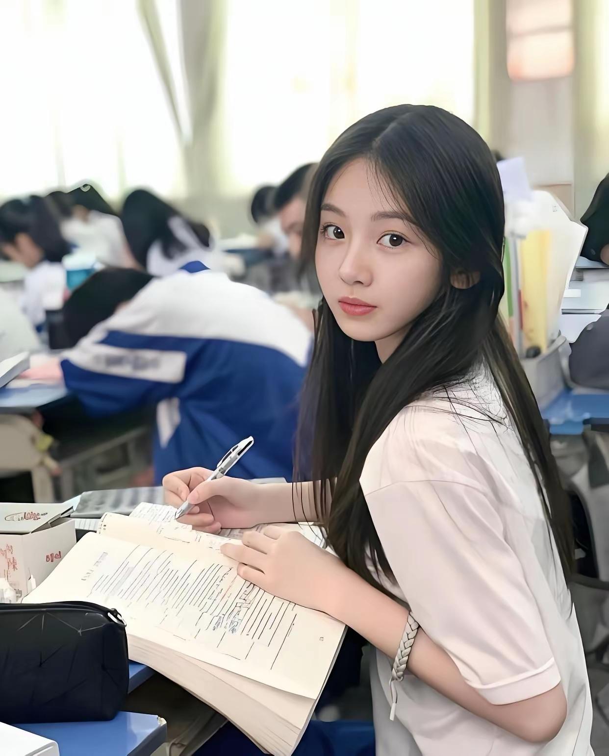 课桌上的笔记、笔尖的沙沙声，是青春里最安静的心动💌 趁老师没注意，偷偷和镜头打