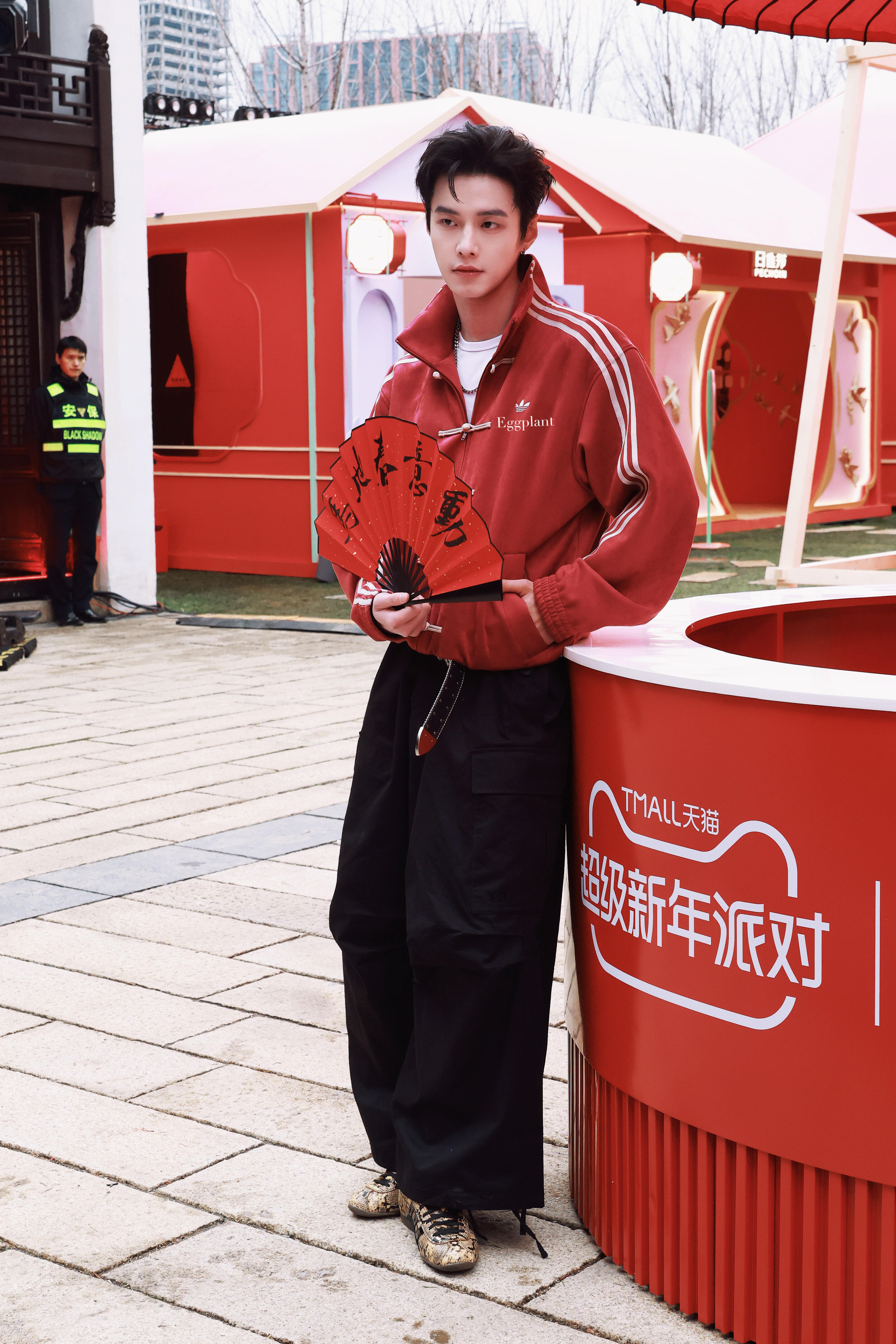 何与 今日线下活动路透，阿迪男神好有型。两套look帅的轻轻松松